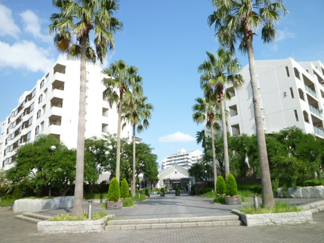 敷地西側に位置する『カナールゲート広場』は、パームツリーが並ぶリゾート感溢れる団地の入口です。