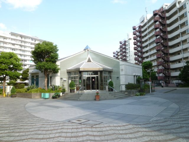 管理事務所と集会場の入った建物があります。月～土曜の9：00～16：00まで開いています。