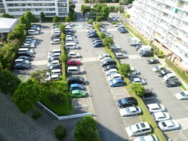 団地敷地内の駐車場は全て平置きです。（月額：4,000円）