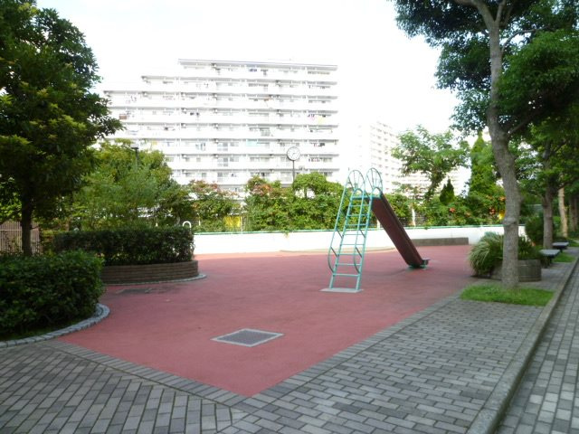 団地敷地内公園の地面は、お子様が転んでも痛くないように柔らかく造られています。