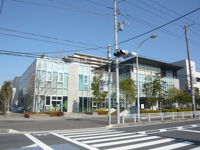 公民館・図書館分館・児童センターなどが入った複合施設『エスレ高洲』館内には屋上庭園やカフェもあります
