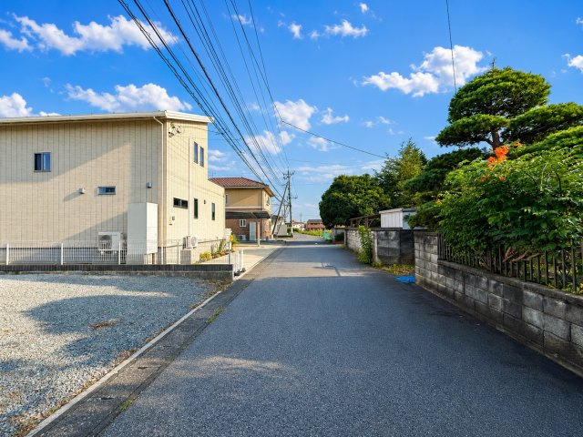 自由度高いセキスイ施工の築浅平家住宅♪大量駐車・ドッグラン・バレルサウナ・事務所利用etc…多様な用途も叶う土地♪栃木市箱森町の前面道路含む現地写真|前面道路含む現地写真です