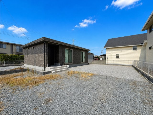自由度高いセキスイ施工の築浅平家住宅♪大量駐車・ドッグラン・バレルサウナ・事務所利用etc…多様な用途も叶う土地♪栃木市箱森町の駐車場|駐車スペースは9~10台可能です。ウッドデッキやドッグランスペース等入れるのも自由♪