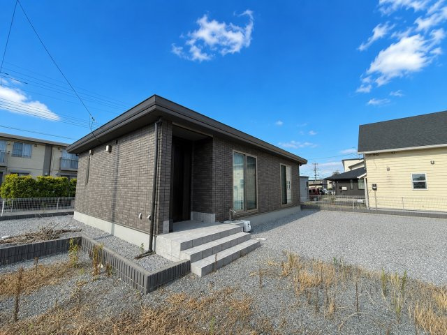 自由度高いセキスイ施工の築浅平家住宅♪大量駐車・ドッグラン・バレルサウナ・事務所利用etc…多様な用途も叶う土地♪栃木市箱森町の外観|外観もきれいです