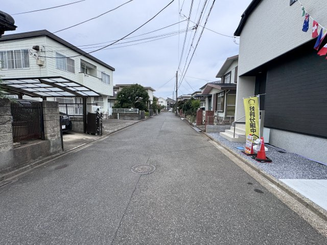 柏市南増尾３丁目新築戸建【土南部小学校：10分】の前面道路含む現地写真|西側前面道路・幅員約6ｍ