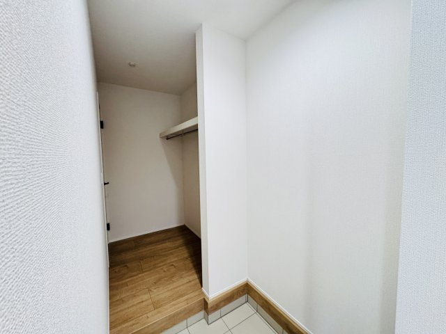 柏市南増尾３丁目新築戸建【土南部小学校：10分】の玄関|玄関ホール横・シューズインクローク