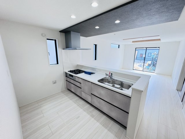 柏市南増尾８丁目新築戸建（南増尾23期）のキッチン|お手入れしやすいレンジフード・シンクの水栓には浄水器がついてます！