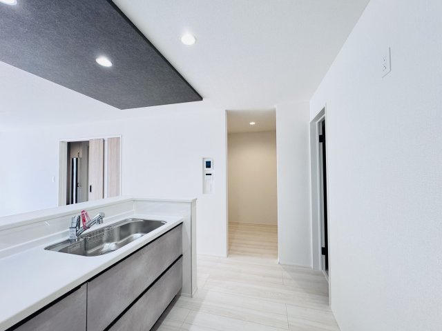 柏市南増尾８丁目新築戸建（南増尾23期）のキッチン|キッチン横・パントリースペース