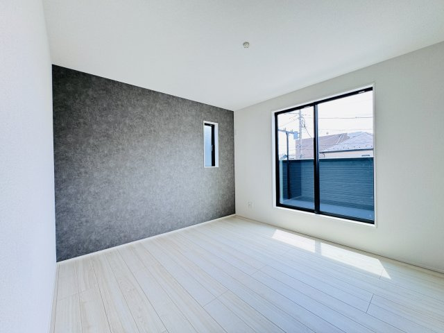 柏市南増尾８丁目新築戸建（南増尾23期）の寝室|7帖寝室・アクセントクロス・南側バルコニー前の明るいお部屋です♪