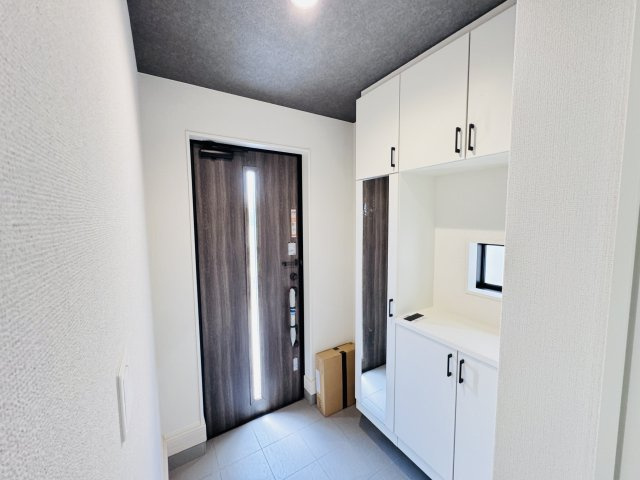 柏市南増尾８丁目新築戸建（南増尾23期）の玄関|玄関ホール・ミラー付きシューズボックス