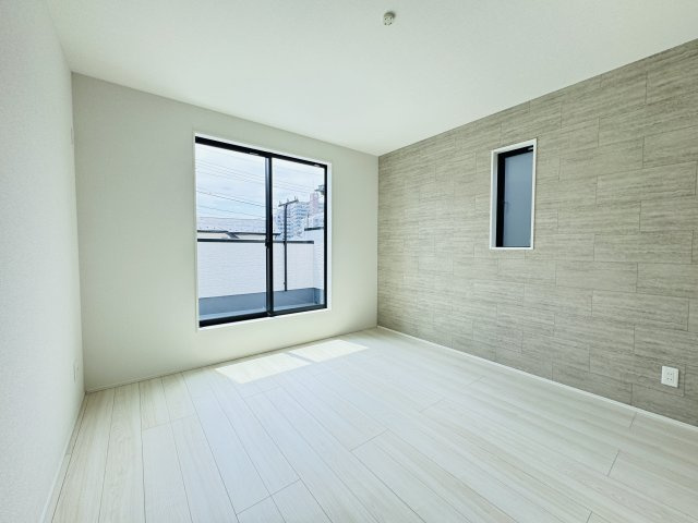 柏市南増尾８丁目新築戸建（南増尾23期）の寝室|7帖寝室・アクセントクロス・南側バルコニー前の明るいお部屋です♪
