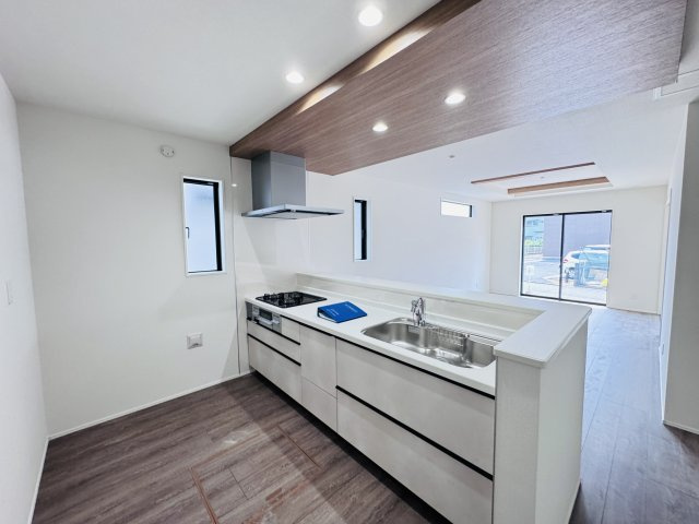 柏市南増尾８丁目新築戸建（南増尾23期）のキッチン|お手入れしやすいレンジフード・シンクの水栓には浄水器がついてます！