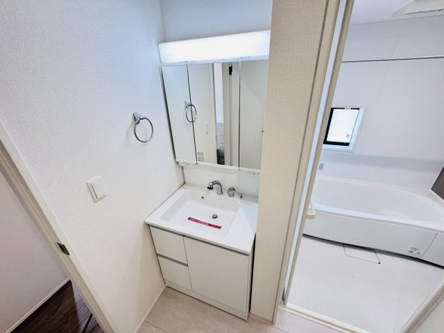 柏市南増尾８丁目新築戸建（南増尾23期）の独立洗面台|シャワーヘッド付き三面鏡洗面化粧台