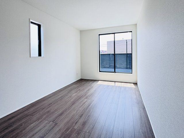 柏市南増尾８丁目新築戸建（南増尾23期）の寝室|7.5帖寝室・南側バルコニー前の明るいお部屋です♪