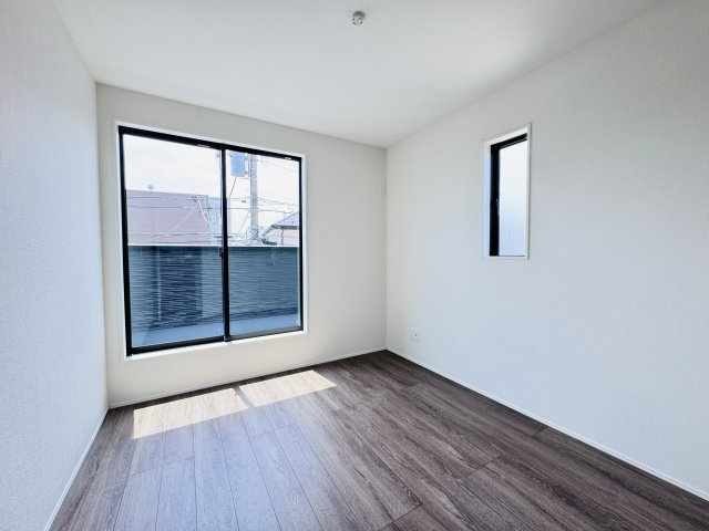 柏市南増尾８丁目新築戸建（南増尾23期）の子供部屋|5.25帖洋室・南側バルコニー前の明るいお部屋です♪