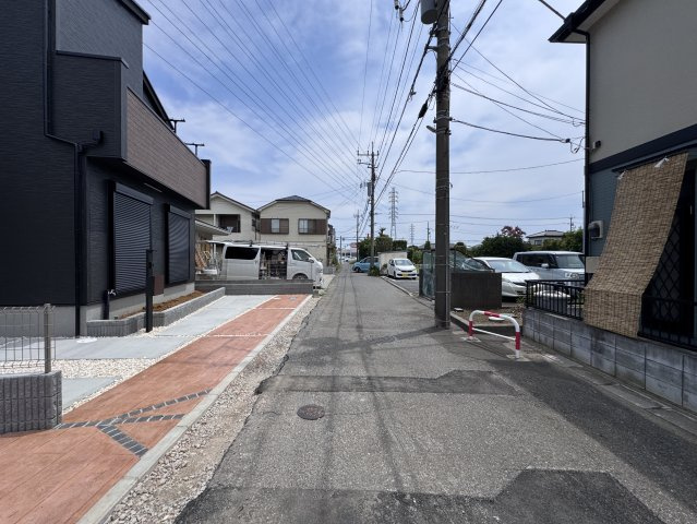 柏市南増尾８丁目新築戸建（南増尾23期）の前面道路含む現地写真|南側前面道路・幅員約4～5ｍ