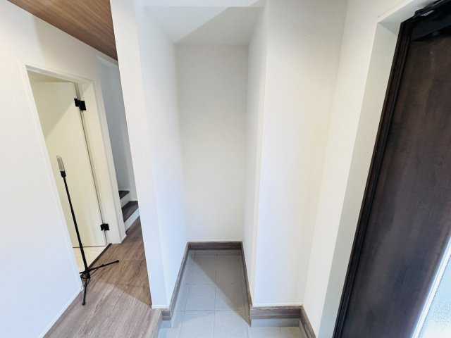 柏市南増尾８丁目新築戸建（南増尾23期）の玄関|玄関ホール横・土間収納スペース
