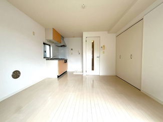【洋室8.5帖】　エアコン・室内物干付のお部屋です★