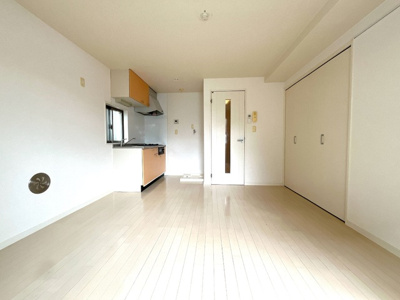 【洋室8.5帖】　エアコン・室内物干付のお部屋です★