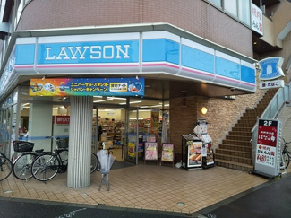 ローソン足立六町駅前店まで160ｍ