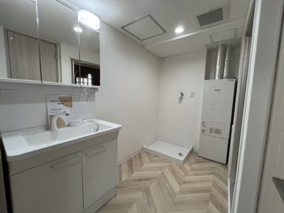 【独立洗面台】 | 十郎川サンハイツ15号棟 | 個人的に、リフォームするならこだわりたいランキング第1位！！洗面です。収納豊富な3面鏡は朝の強い味方