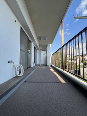 【バルコニー】 | ホワイトパレス香住ヶ丘A | 幅が広くクリーンな印象のバルコニー☆
大きなバルコニーは柔らかい風を運んできます…♪
洗濯物もたくさ