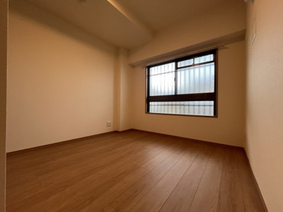 【洋室】 | ホワイトパレス香住ヶ丘A | 南向き陽当たり良好なので日中は照明に頼らず快適にお過ごしいただけます☆