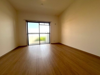 【洋室】 | ホワイトパレス香住ヶ丘A | 全居室フローリング＆収納付き♪
「収納の余裕は心の余裕」というお家探しの格言もあるんですよ！
