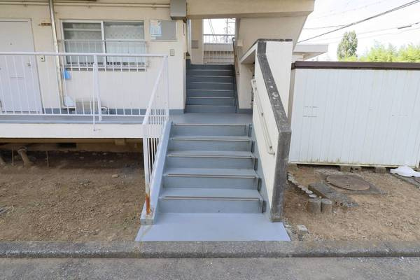 ビレッジハウス小中台4号棟のエントランス