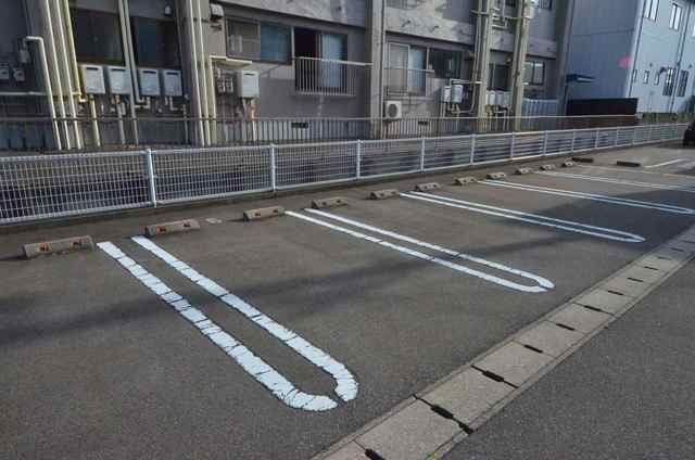 フラン・メゾン彩の駐車場