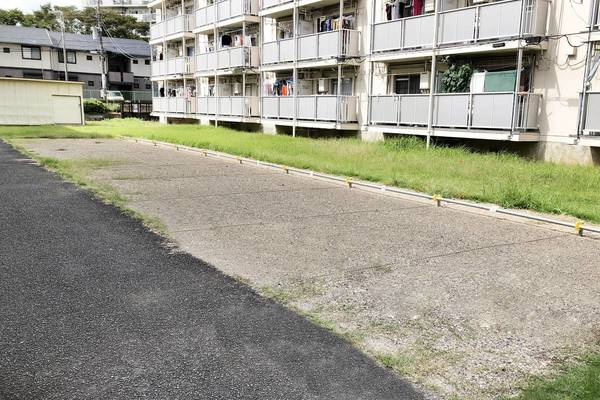ビレッジハウス小中台4号棟の駐車場