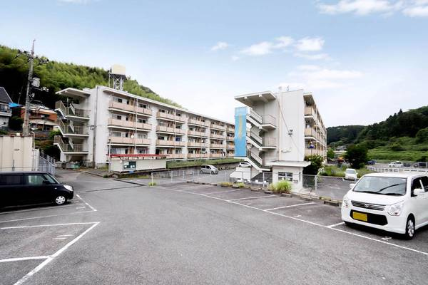 ビレッジハウス河内第二1号棟の駐車場