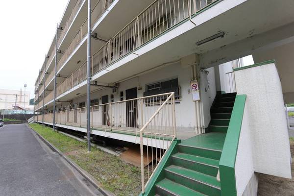 ビレッジハウス河内第二1号棟のエントランス