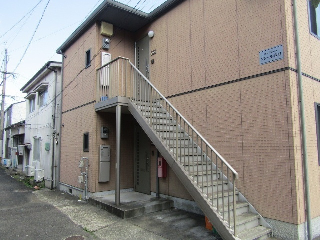 フレール春日のエントランス