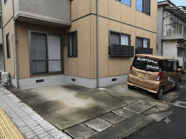 フレール春日の駐車場