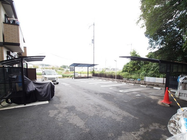 フォレスト二上の駐車場