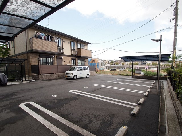 フォレスト二上の駐車場