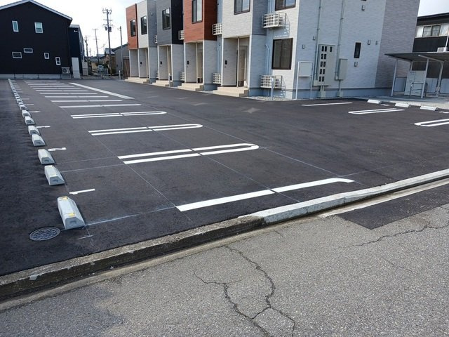 カモミールの駐車場|駐車場があるので、車を買う予定の方も安心です