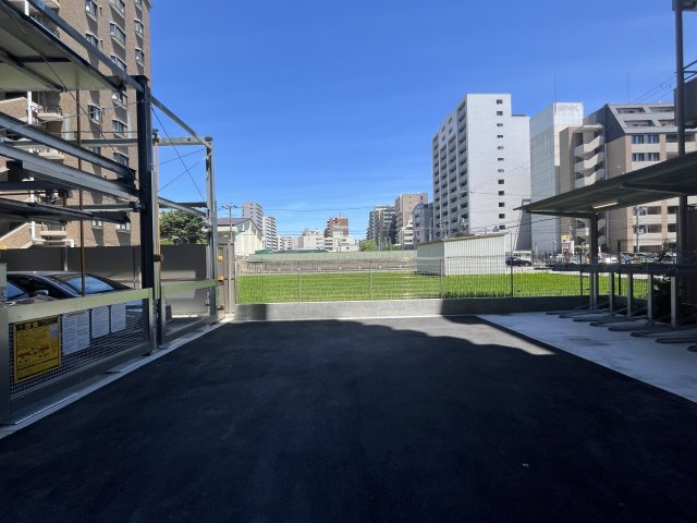 セレニテ江坂ミラク　の駐車場