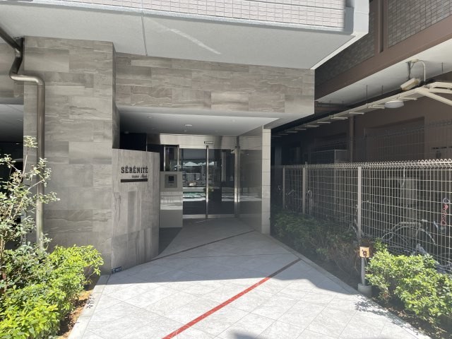 セレニテ江坂ミラク　仲介手数料無料のエントランス