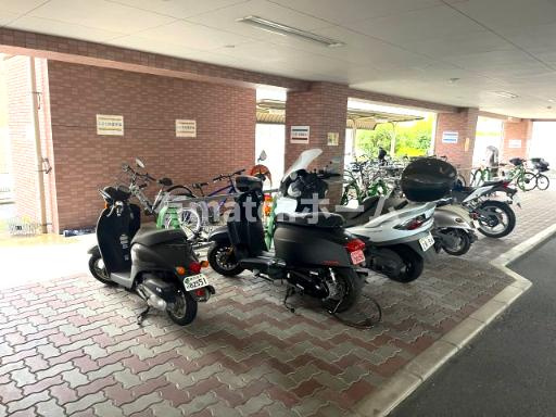 アビタシオン長尾駅前の駐車場