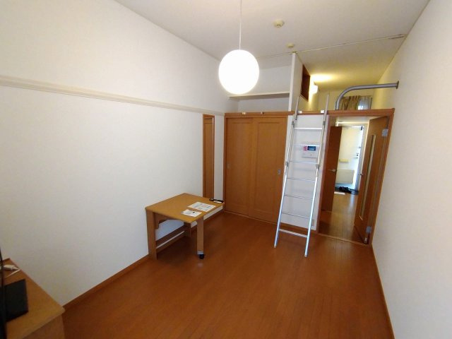 【居間・リビング】 | レオパレスコンフォート | 2階は絨毯仕様です。