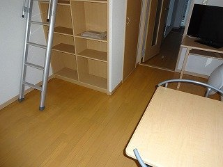 レオパレスＹＡＭＡＺＡＫＩの居間・リビング|1Fフローリング