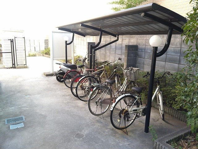 レオパレスヴィラ　ゼルコバのその他|駐輪場　原付＆自転車のみ駐輪可能