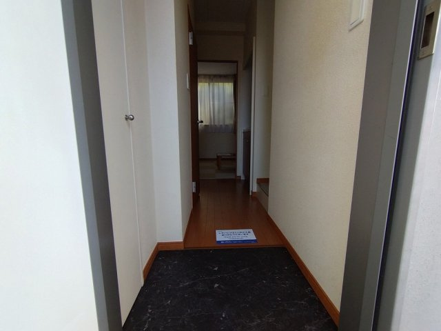 レオパレスヴィラ　ゼルコバの玄関