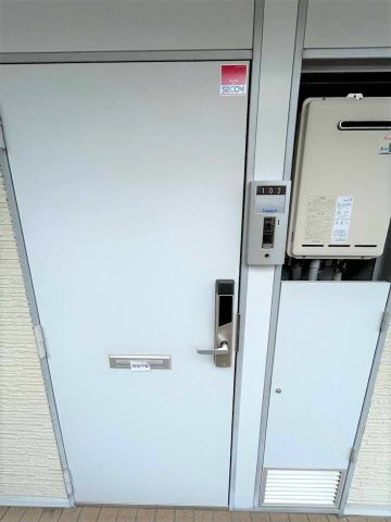 レオパレスリンデンバウムの玄関