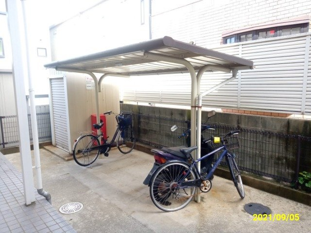 レオパレスひまわりハイツのその他|屋根付き駐輪場
