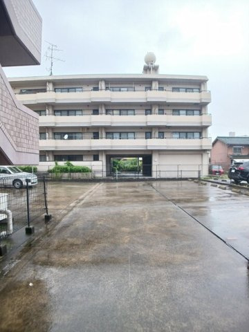 プラティークあらこの駐車場