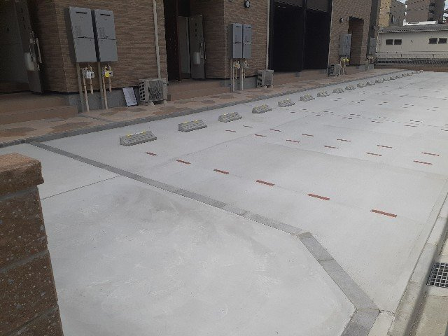 ルミエール中野新町の駐車場