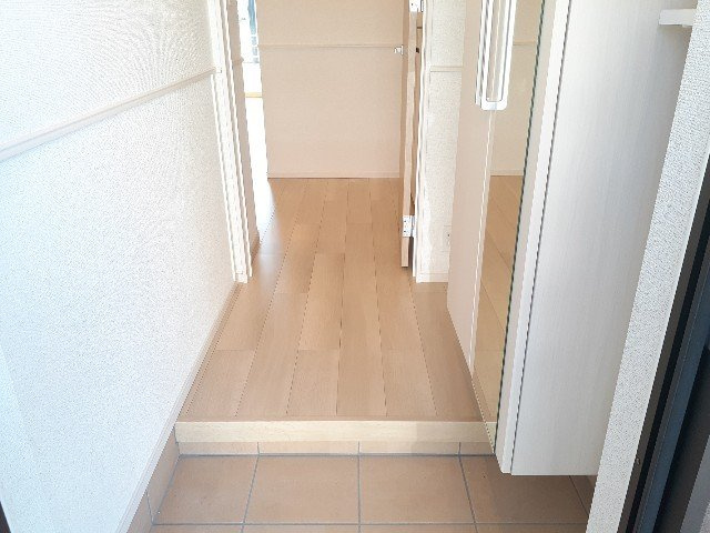 ルミエール中野新町の玄関